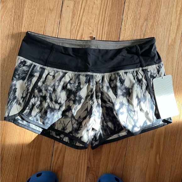 Lululemon run time shorts size 8 - Picture 2 of 5
